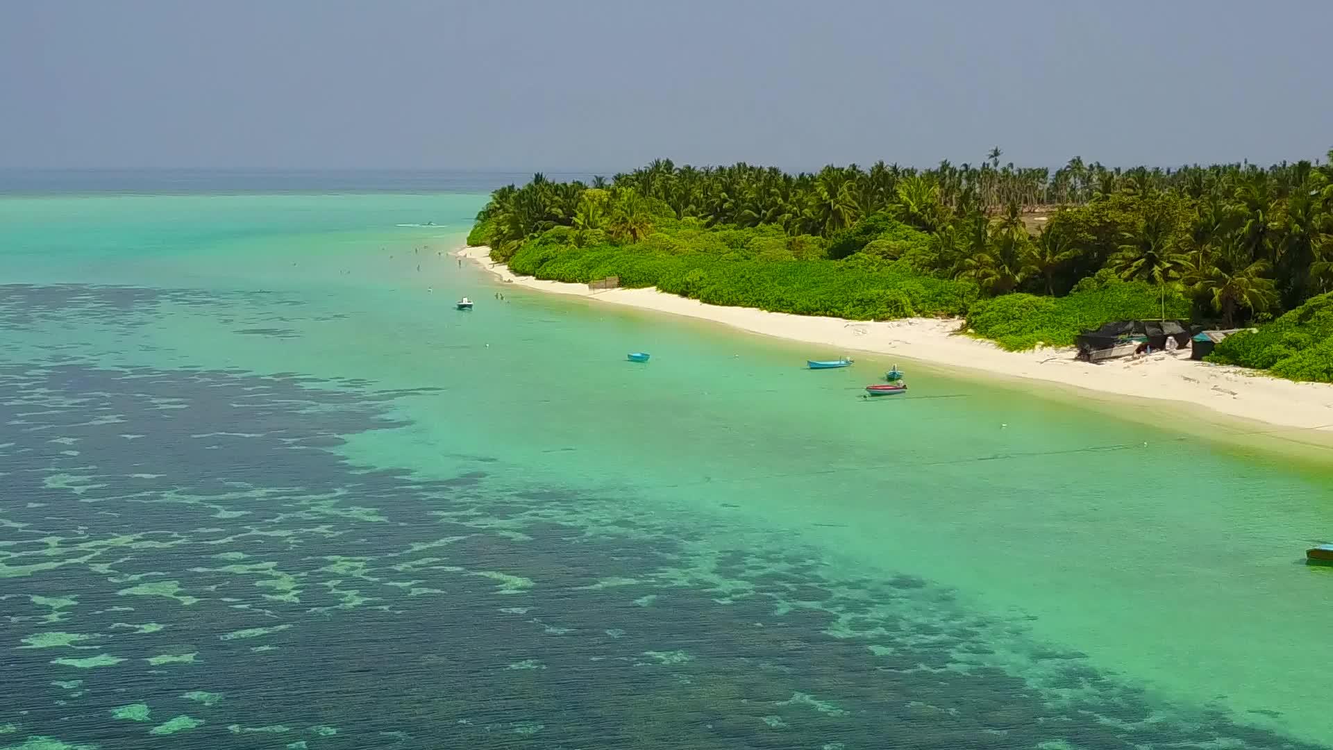 蓝蓝海和白色海滩为背景的蓝海是一个安静的无人驾驶海滩视频的预览图