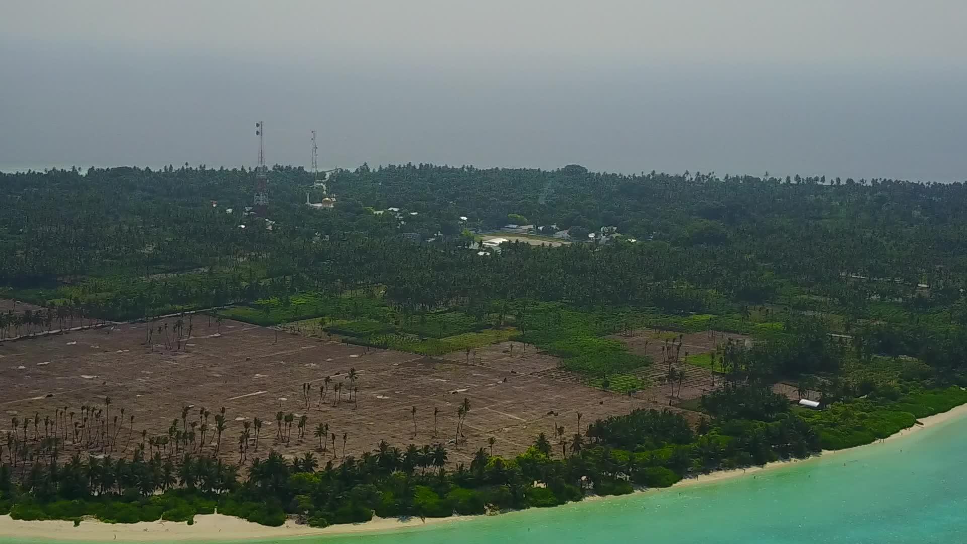 以白沙为背景的蓝色海洋是空中的豪华海岸线海滩假日视频的预览图