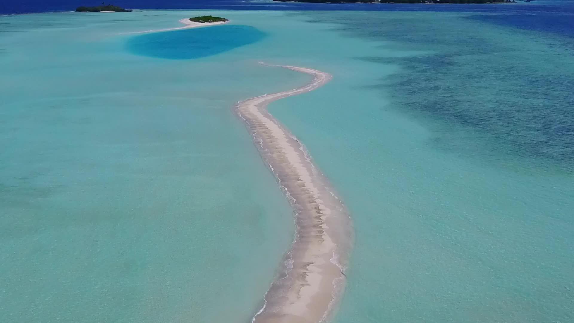 清沙的背景是蓝绿色的海洋平静的海滩生活方式视频的预览图