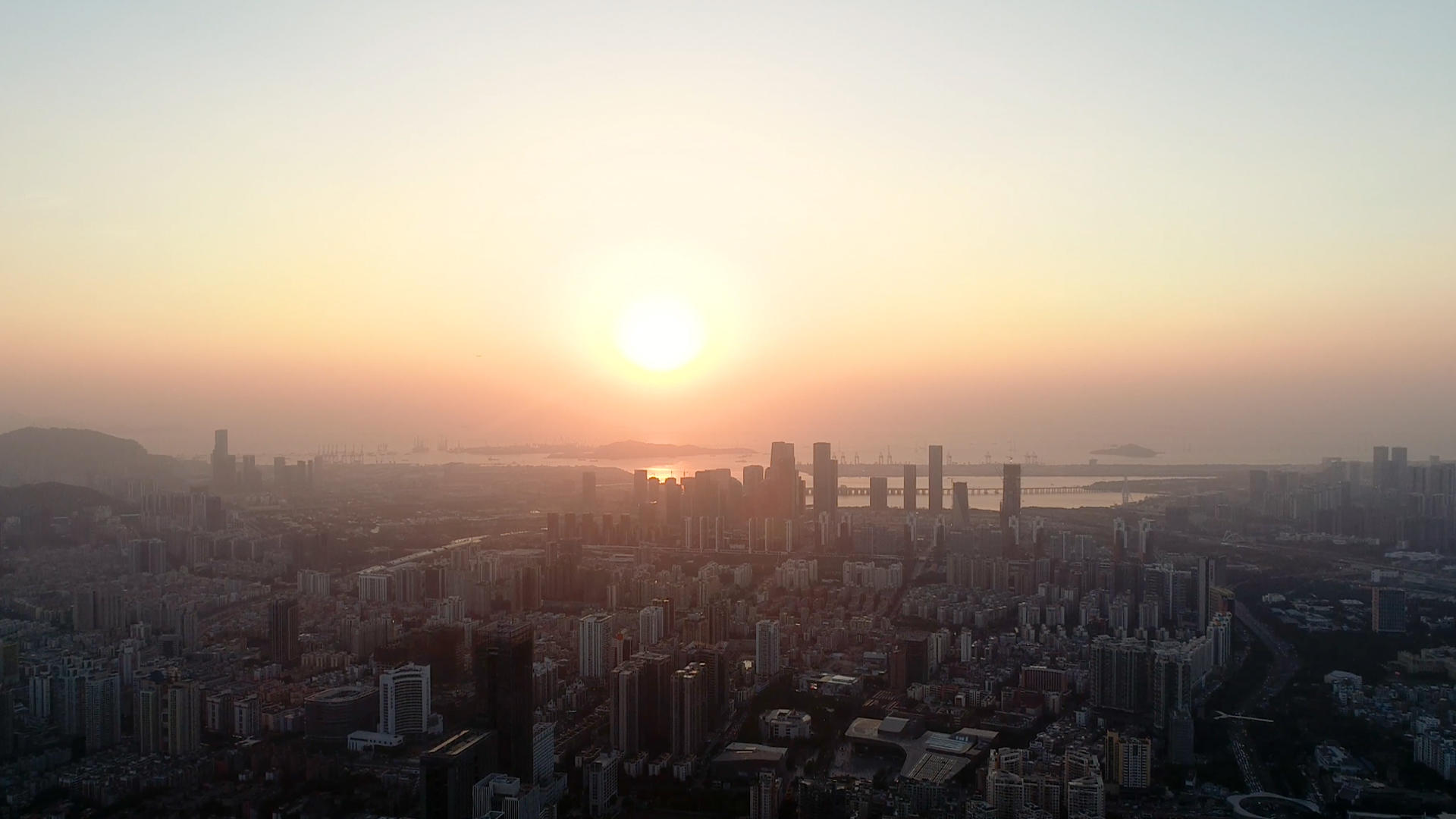 深圳南山区的日落美景航拍4K视频的预览图