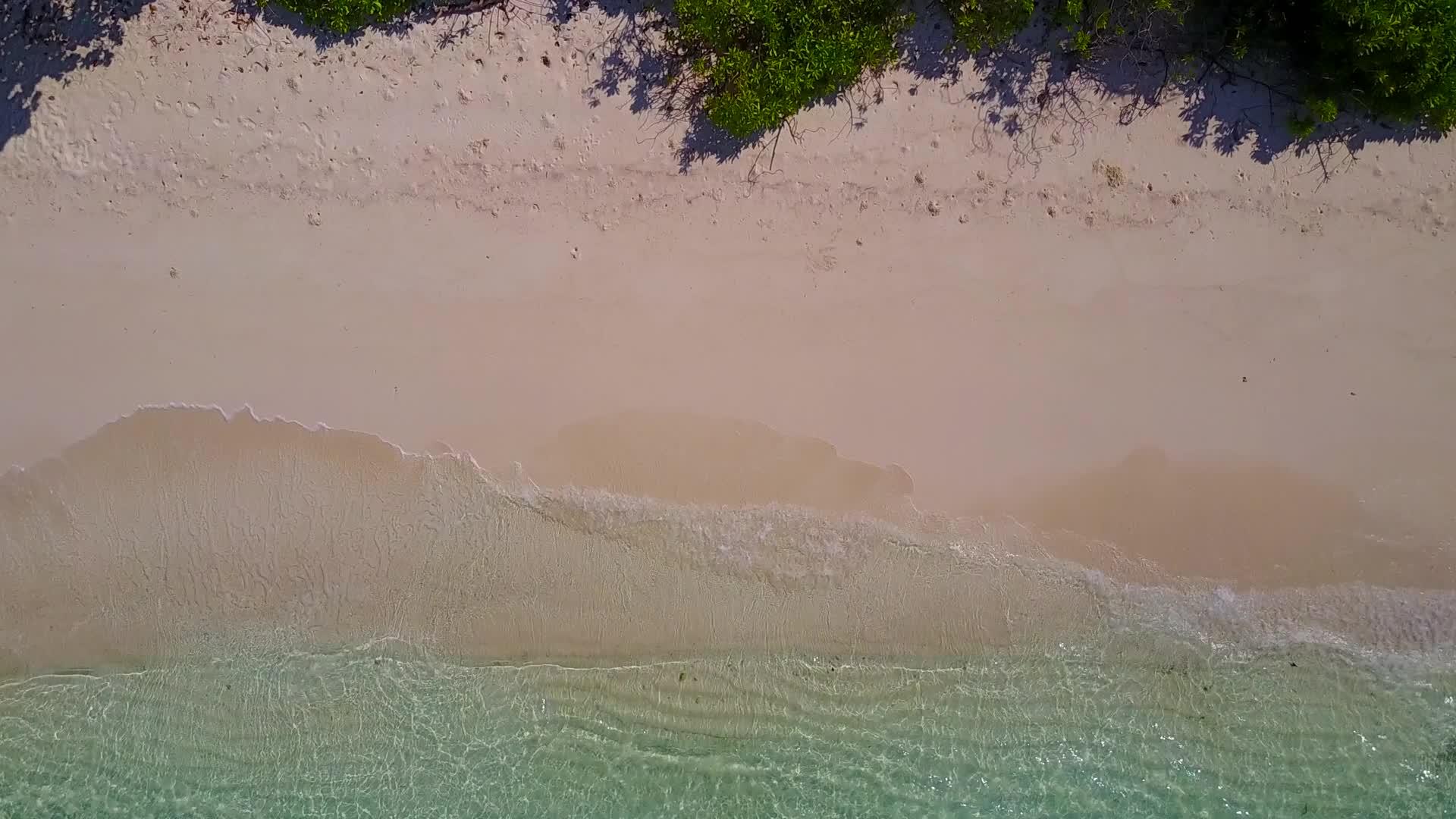 蓝海和白沙的背景是放松环礁湖海滩度假视频的预览图