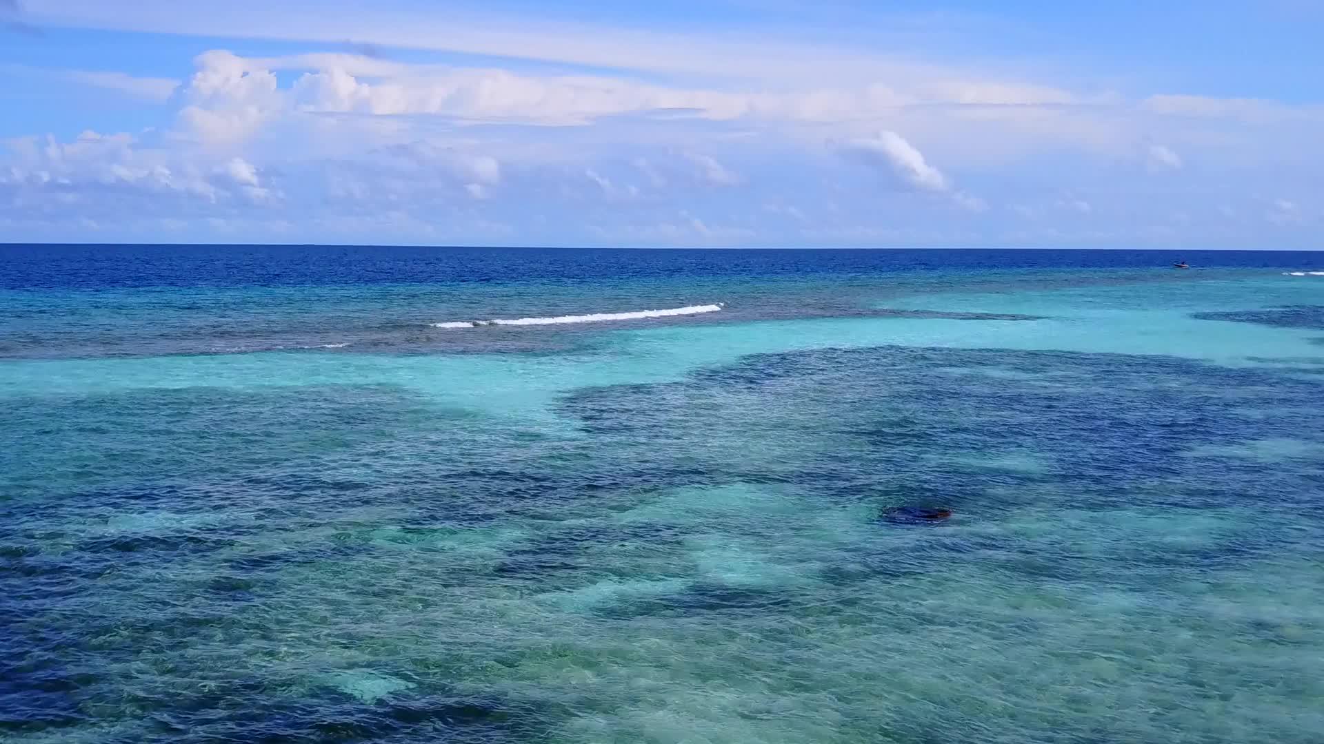 蓝海和浅沙背景的蓝海旅游海滩天堂之旅视频的预览图