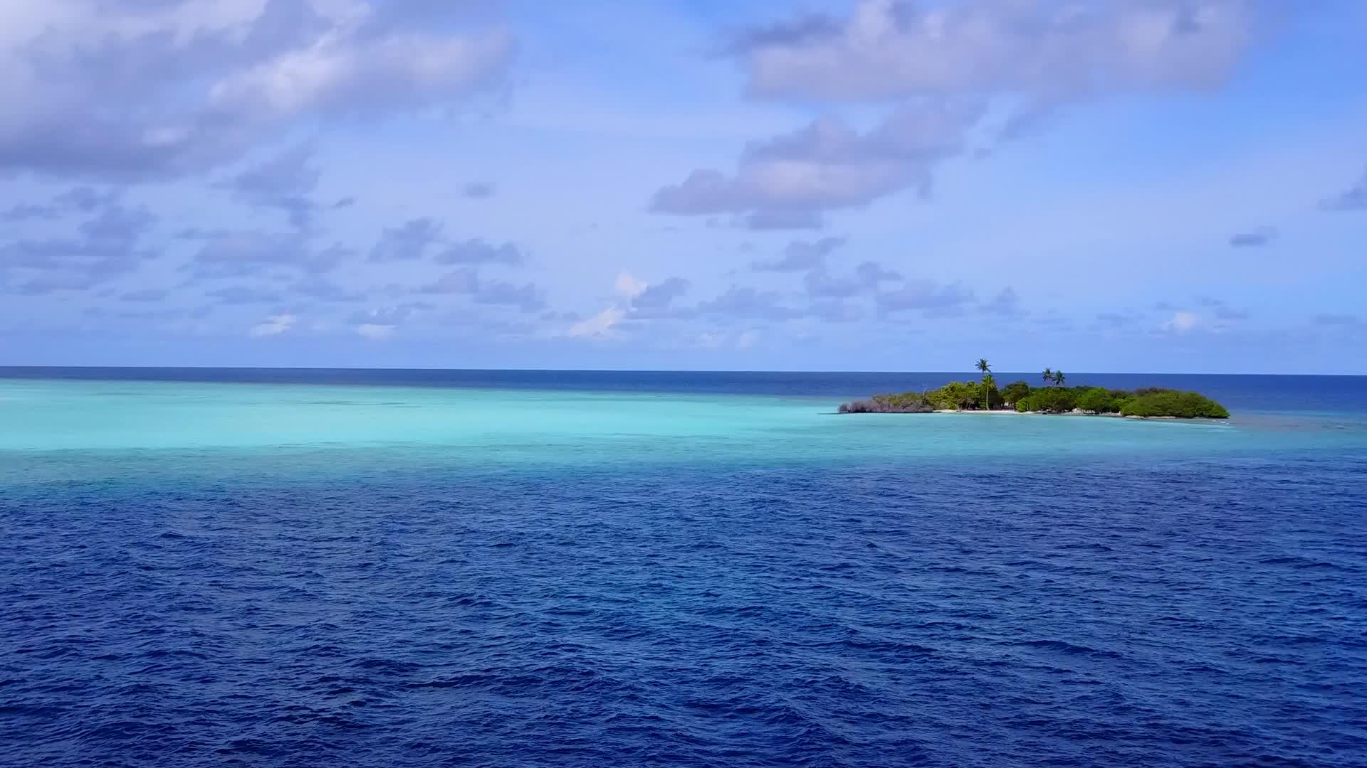 以白沙为背景的清澈海洋是蓝色海滩时间的抽象视频的预览图