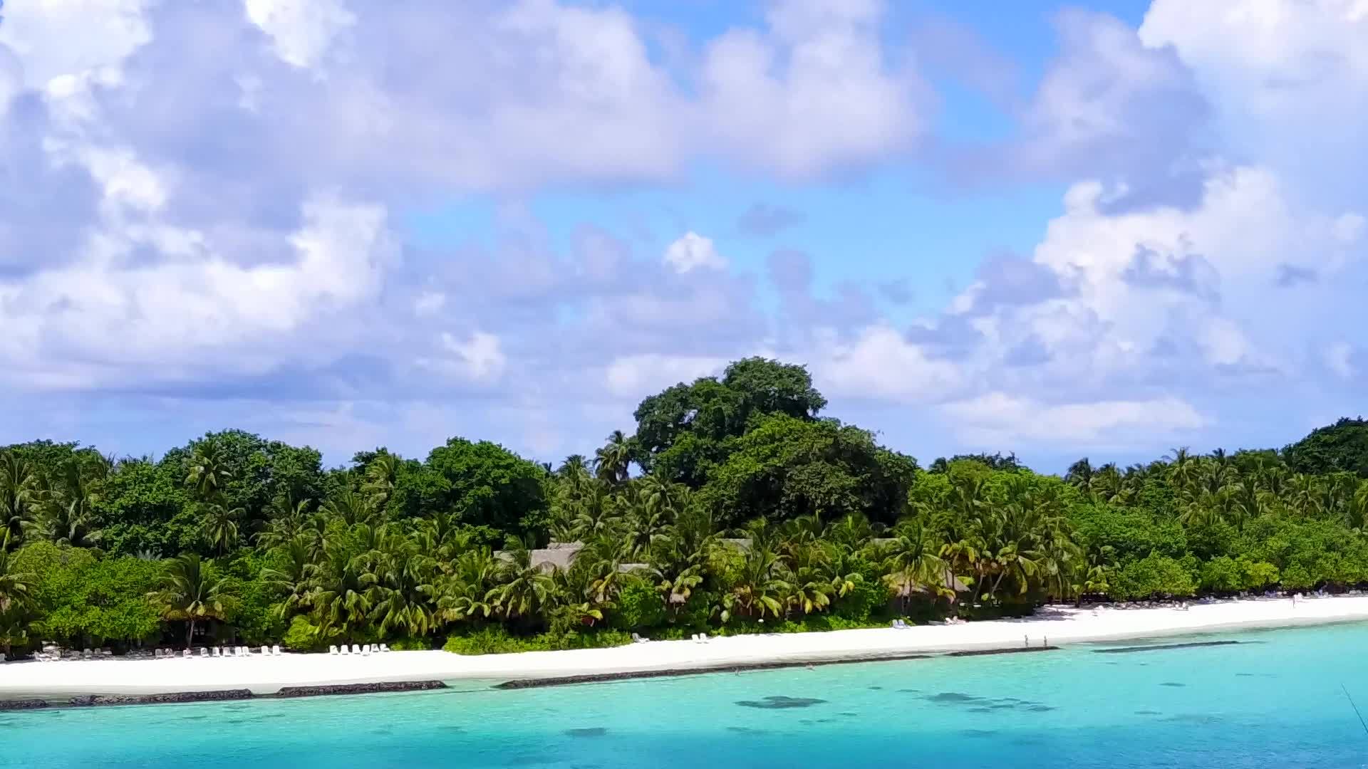 完美的旅游海滩度假场景与白色沙土背景的绿色绿色海洋视频的预览图