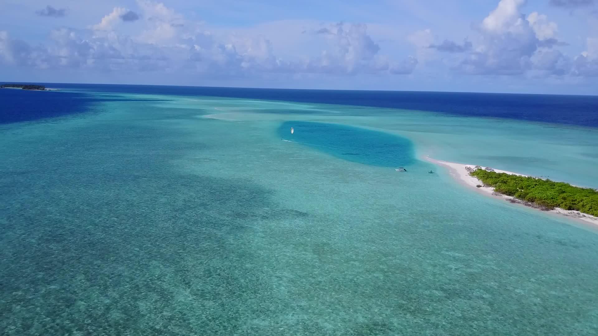 热带海洋观察海滩生活方式热带海洋蓝色海洋和清洁沙地背景视频的预览图
