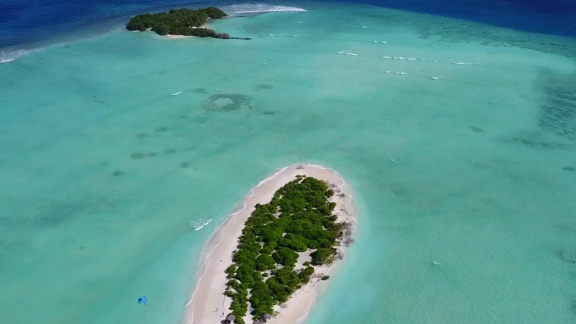 蓝色的大海和干净的海滩背景下完美的海景海滩冒险在空中视频的预览图