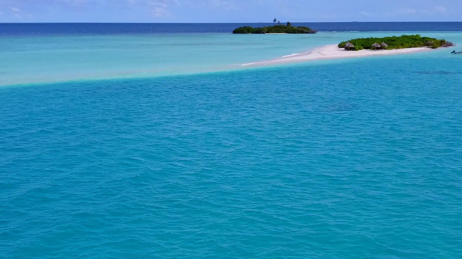 以浅沙背景的蓝水为例放松海岸海滩冒险的海景风景视频的预览图
