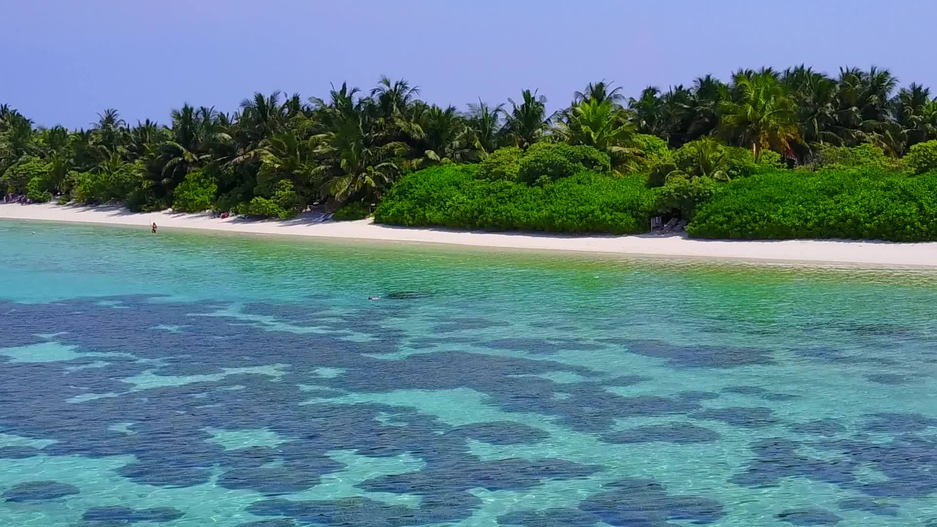 白沙背景绿松石海美丽海岸海滩度假无人机空质视频的预览图