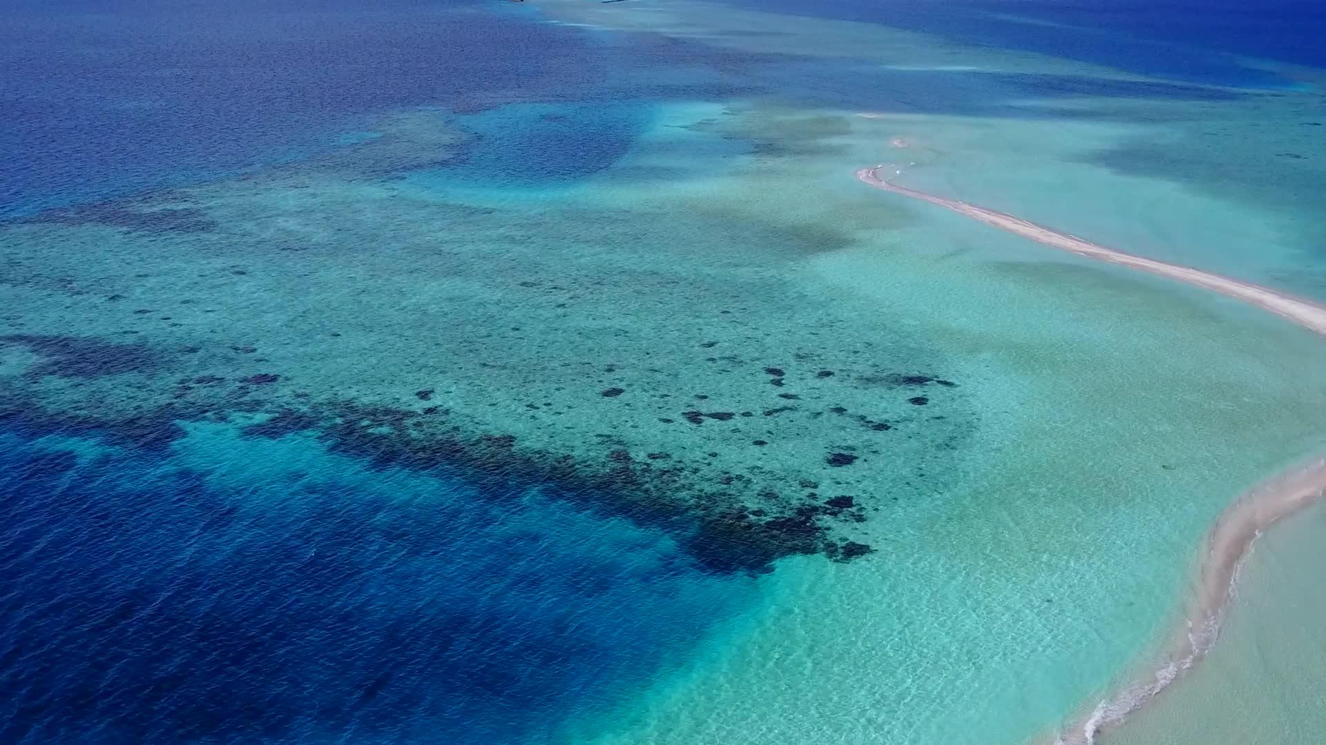 以白色沙滩背景的透明海洋为例放松环礁湖的无人驾驶海滩之旅视频的预览图
