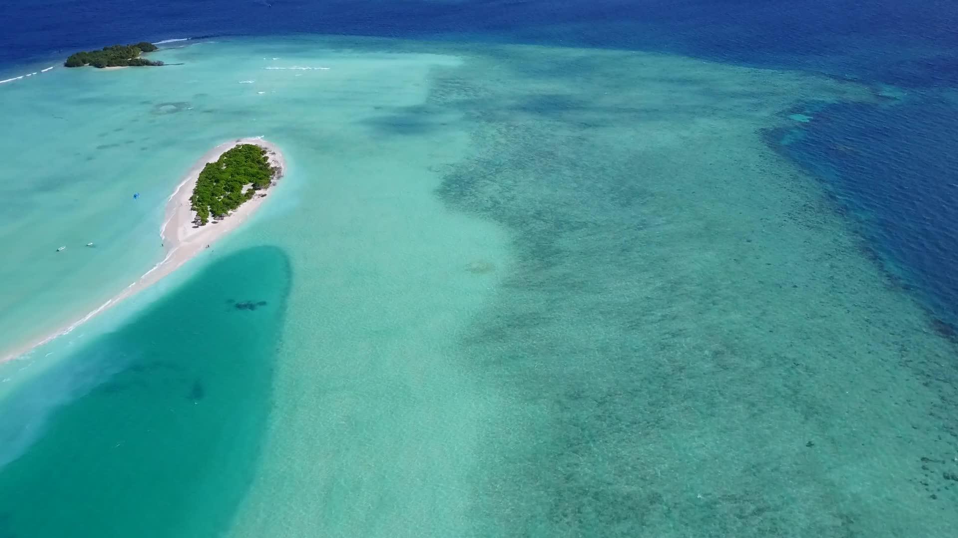 在海滩上航行时以蓝海和白色海滩为背景的轻松海景景观视频的预览图