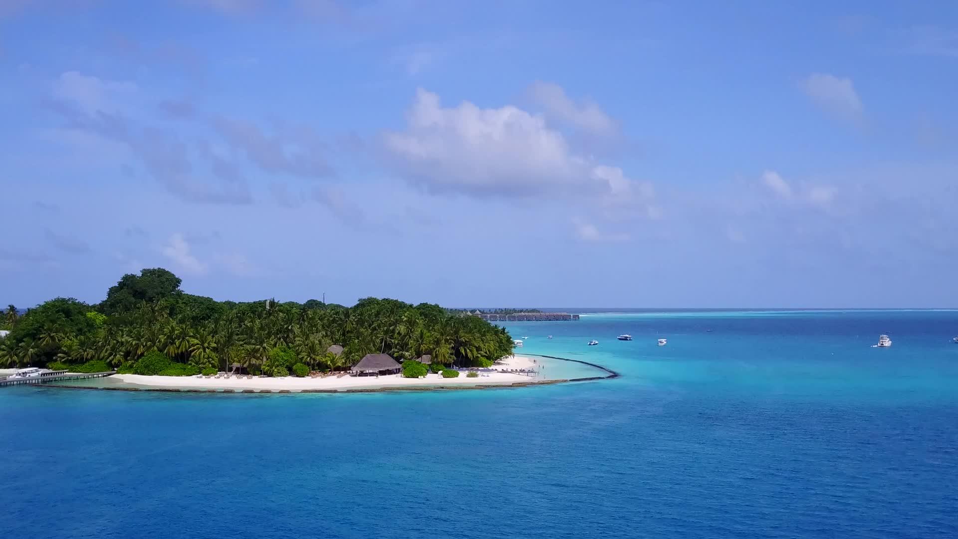 蓝色环礁湖和干净的沙地背景热带湾海滩度假热带湾海滩度假视频的预览图