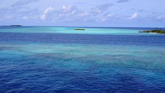 蓝色环礁湖和干净的海滩背景美丽的旅游海滩时间美丽的天空视频的预览图
