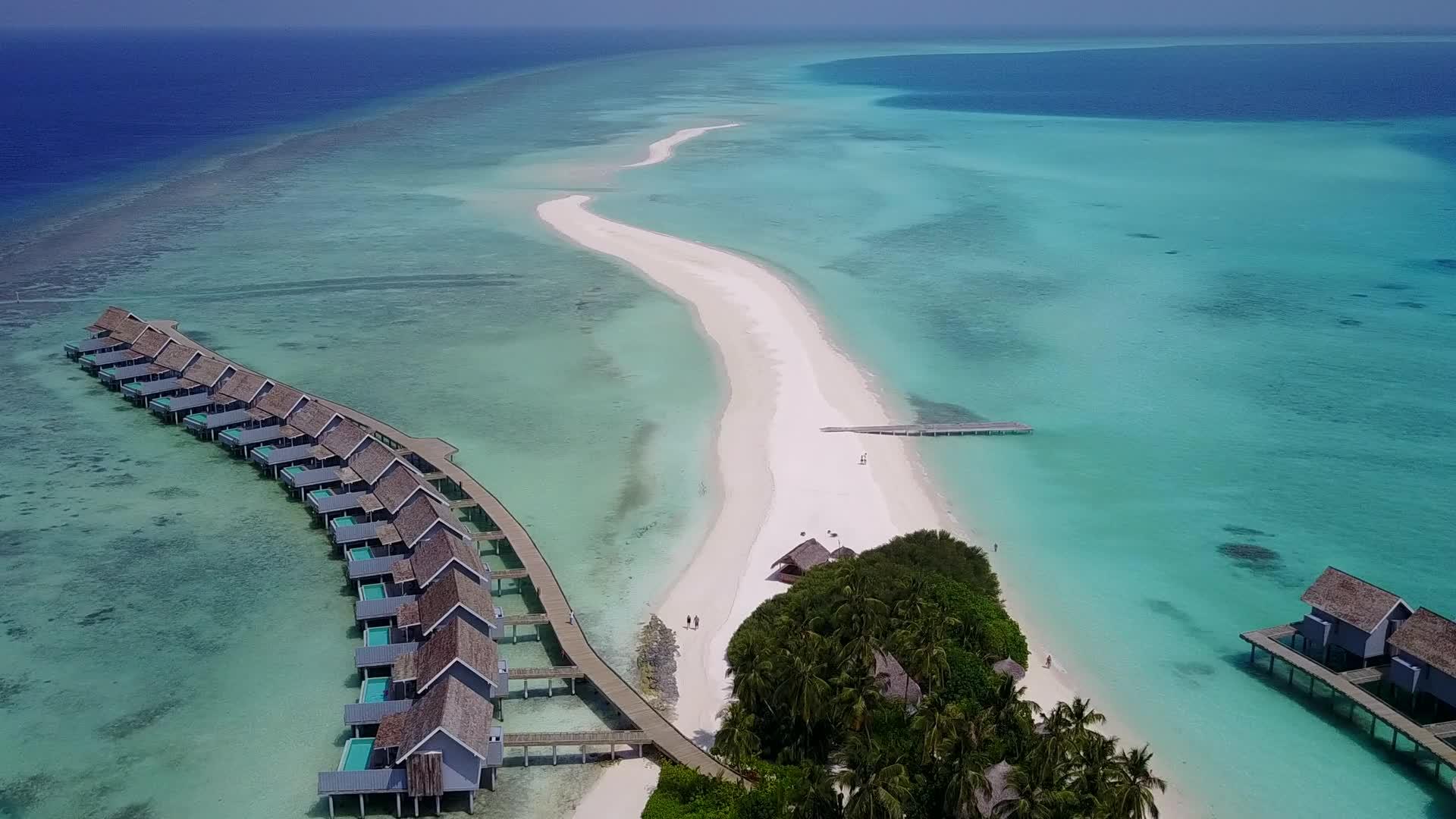 放松海湾海滩以蓝绿水和白沙为背景在空中观光视频的预览图