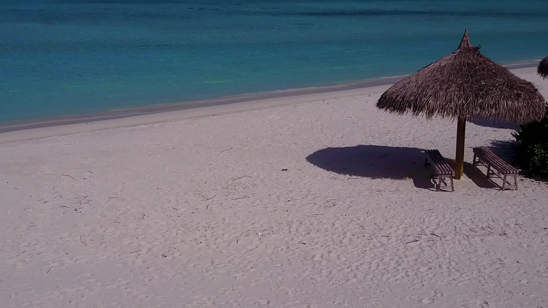 完美的海湾海滩度假空中抽象摘要以蓝海和白沙为背景视频的预览图