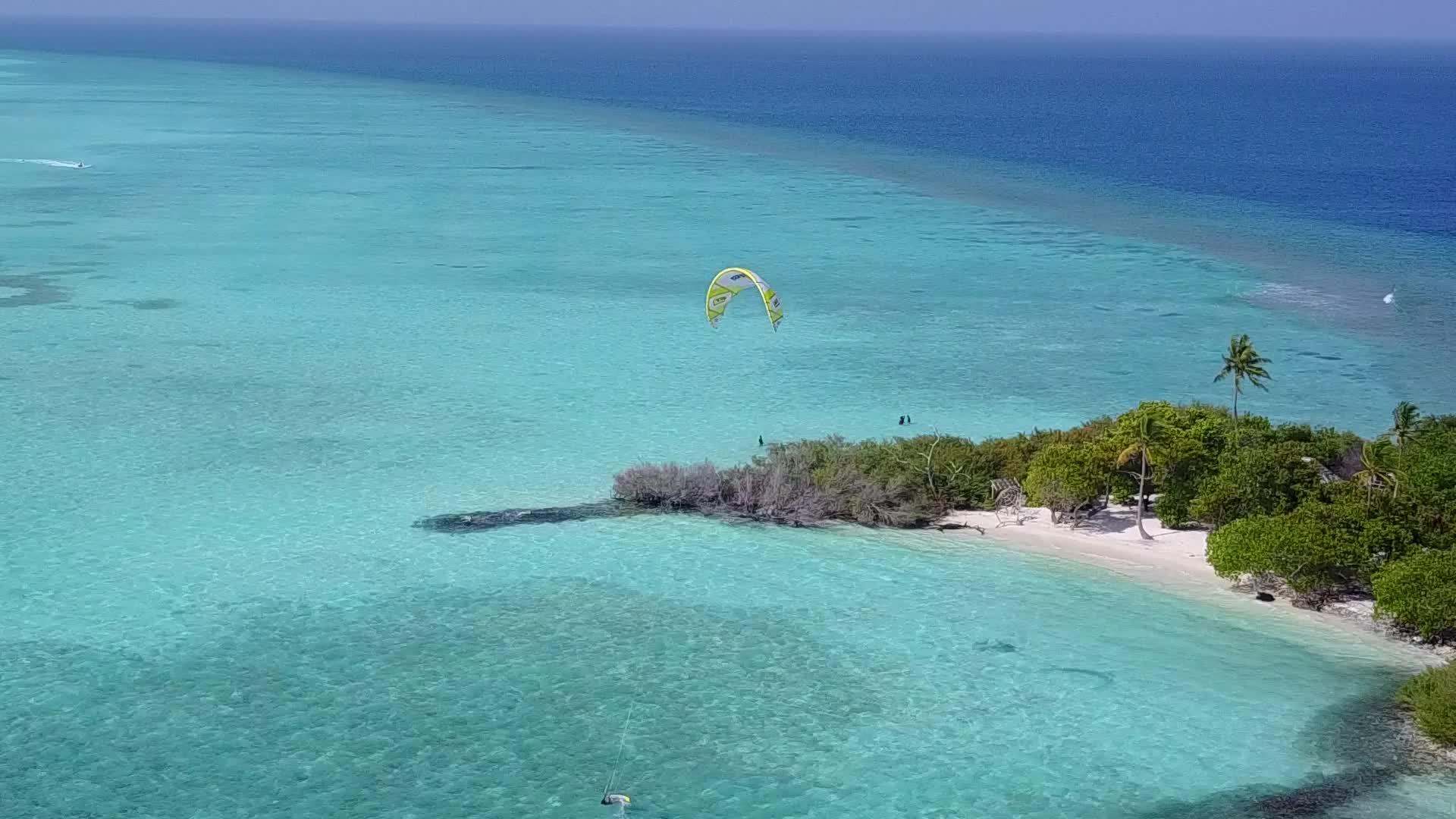 乘坐蓝色环礁湖蓝色环礁带白色沙子背景飞机前往天堂视频的预览图