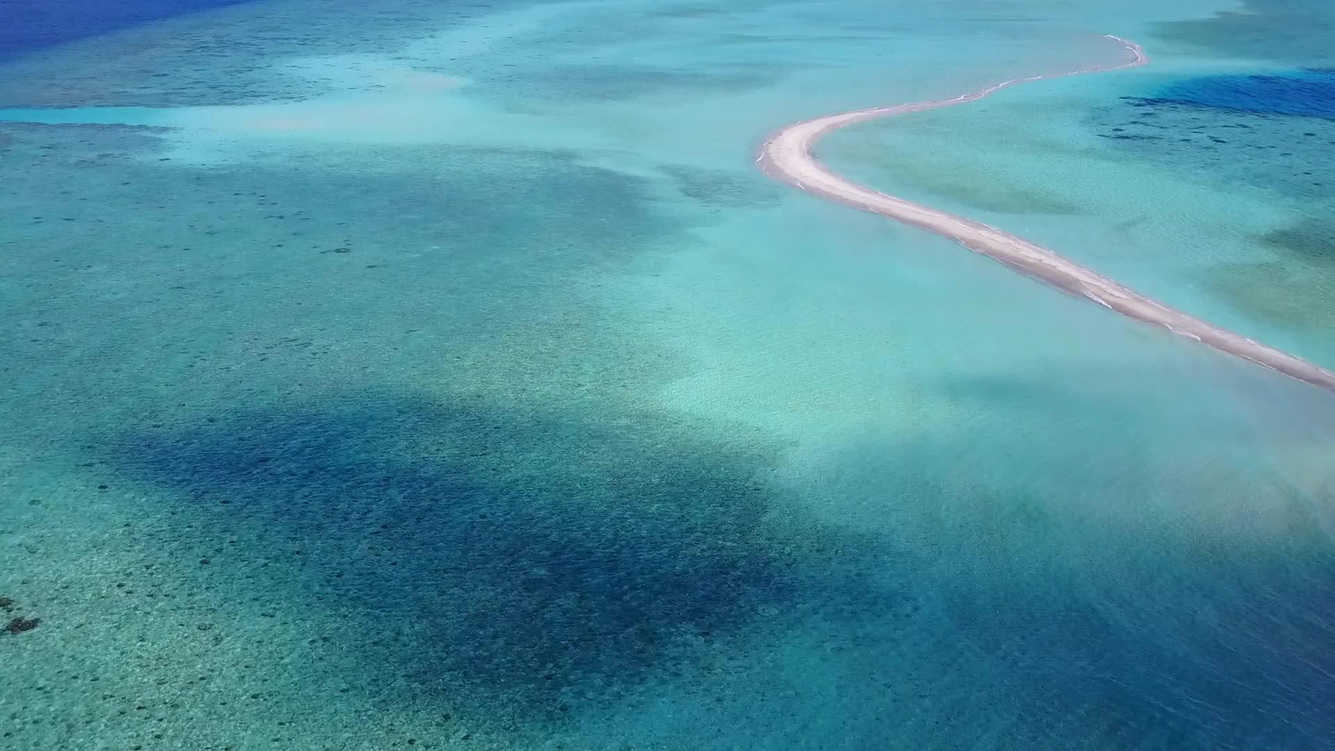 在蓝海和白沙的背景下放松海岸海滩时间的空中无人机全景视频的预览图