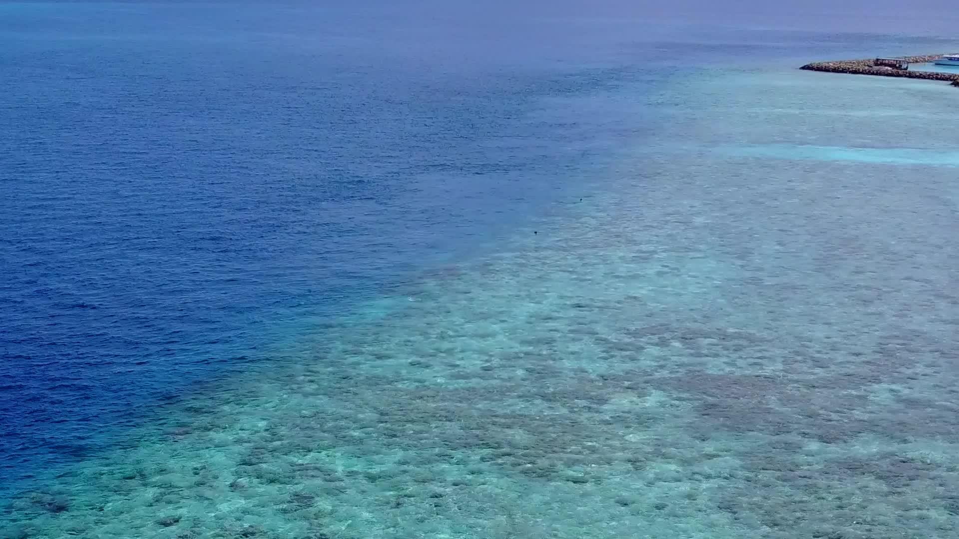 安静的海滩时间画着清洁的水和清洁的沙子背景视频的预览图