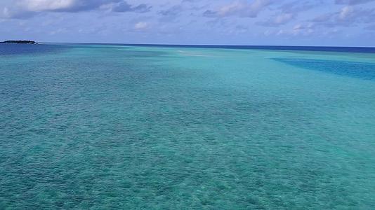 蓝色环礁湖和白色沙滩背景热带海滩时间外观图案视频的预览图
