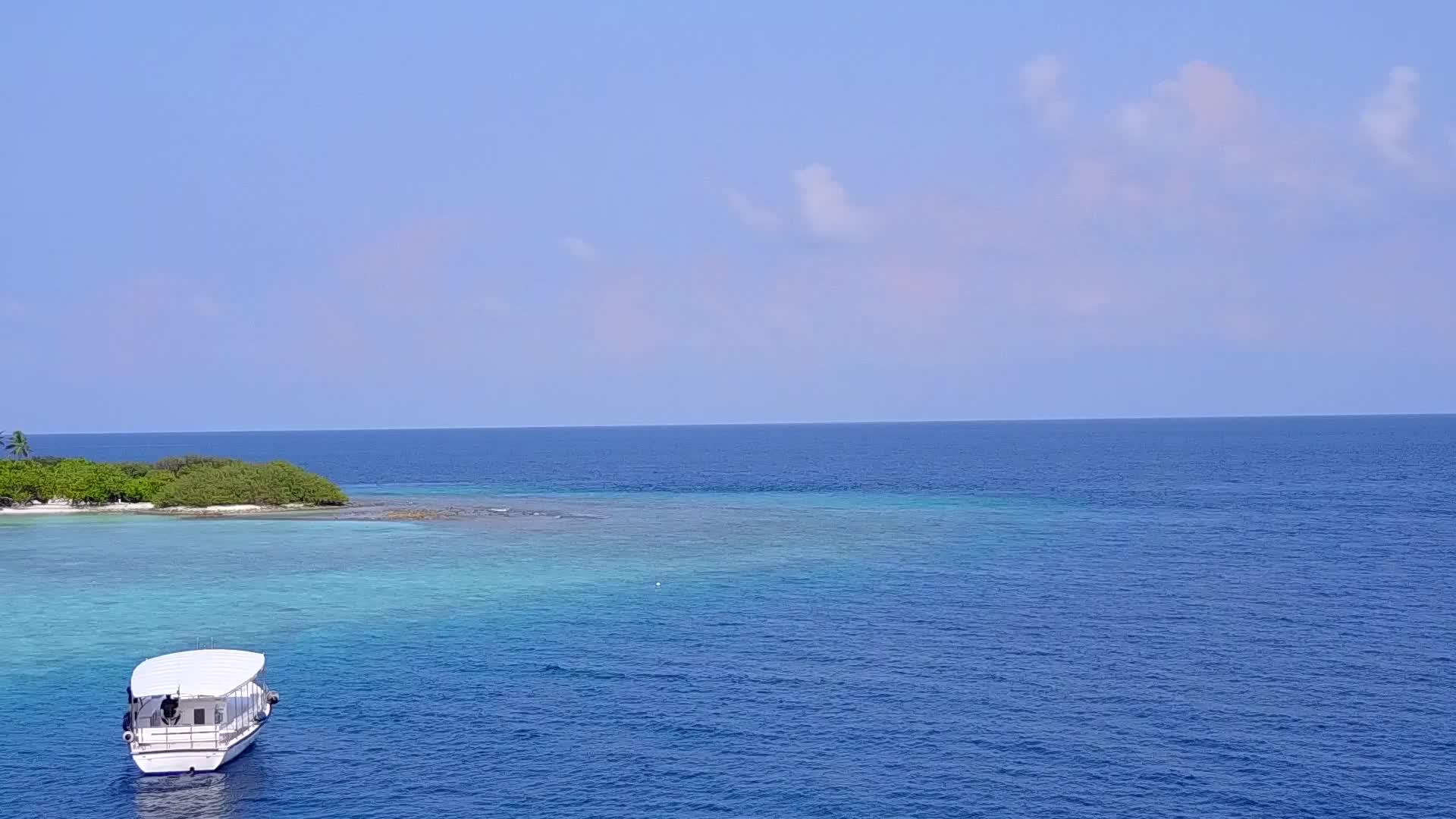 蓝色海洋和白色沙沙背景环礁湖海滩是完美的假日无人驾驶视频的预览图