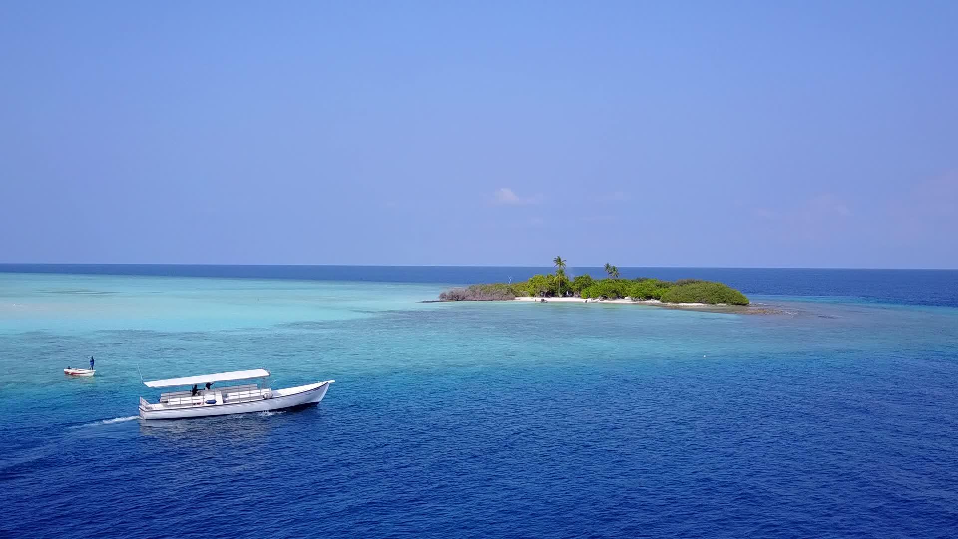 宁静的度假村蓝色的海洋和明亮的沙色背景视频的预览图