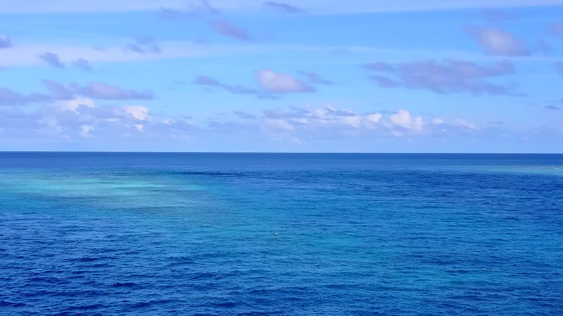 岛屿海滩以水蓝色环礁湖和白色海滩为背景视频的预览图
