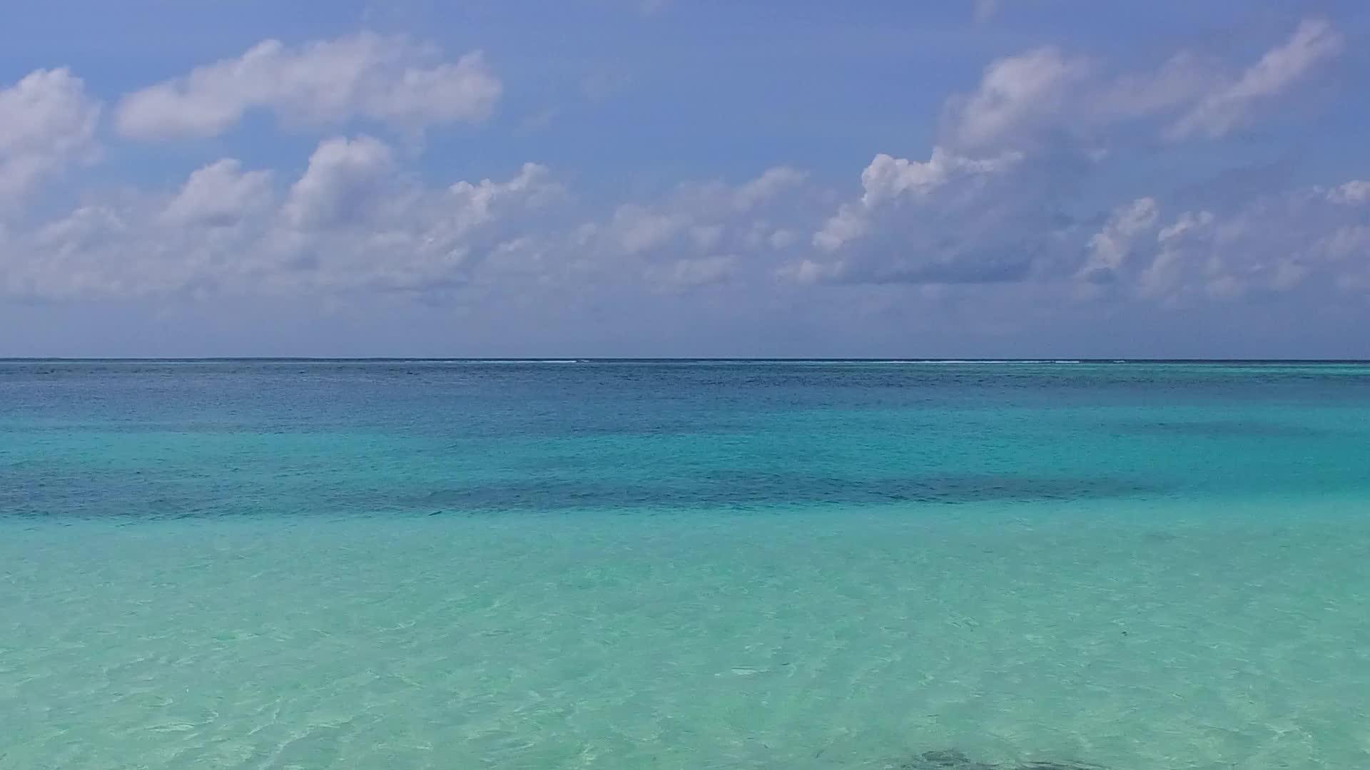 乘坐无人驾驶飞机前往以白色海滩为背景的浅海视频的预览图