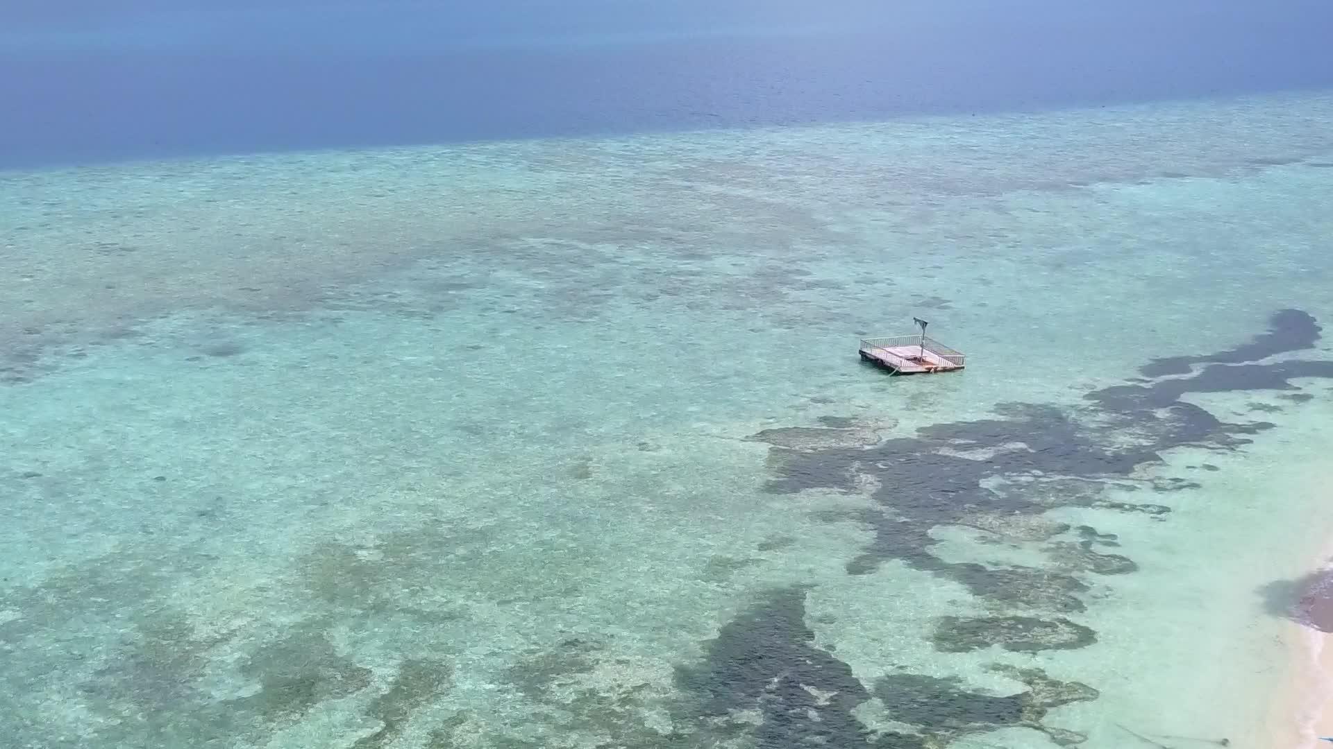 蓝绿海白沙背景海岛海滩生活方式空中无人机全景视频的预览图