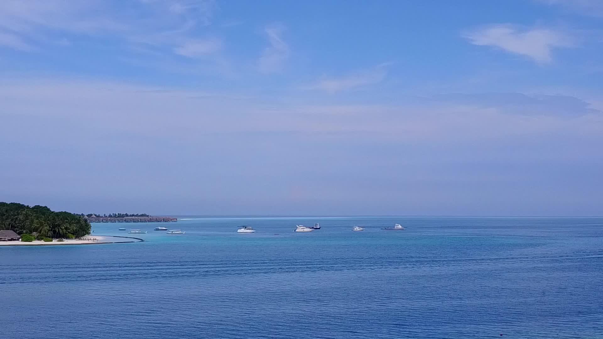 海滨海滩假日无人驾驶飞机在蓝水和清洁沙滩的背景下飞行视频的预览图