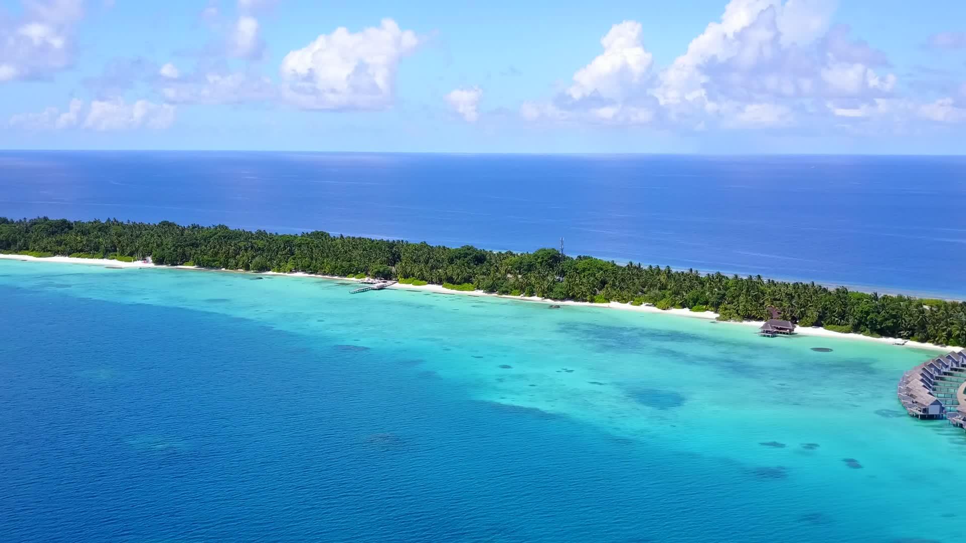 在蓝色海洋和白色海滩的背景下安静的旅游海滩度假无人机视频的预览图