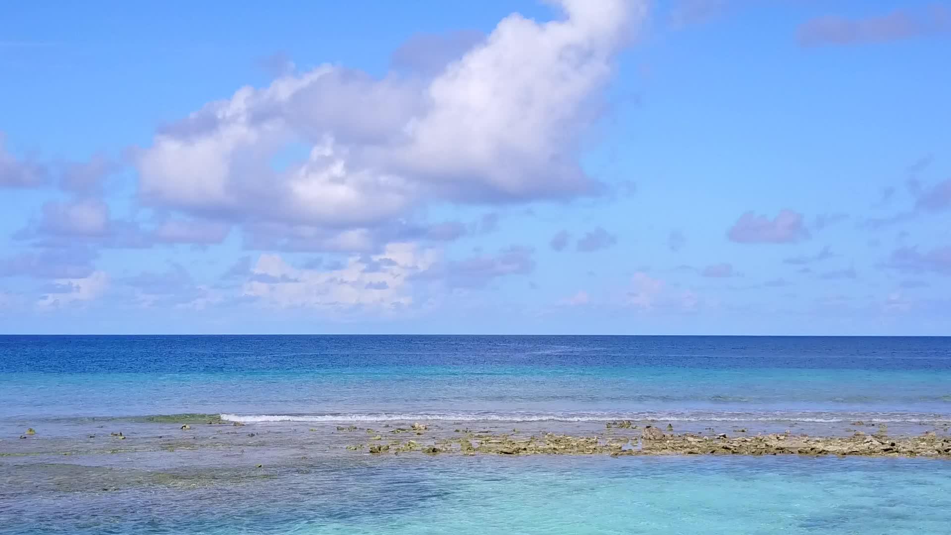 白沙背景水蓝海完美度假海滩生活方式无人机在空中视频的预览图