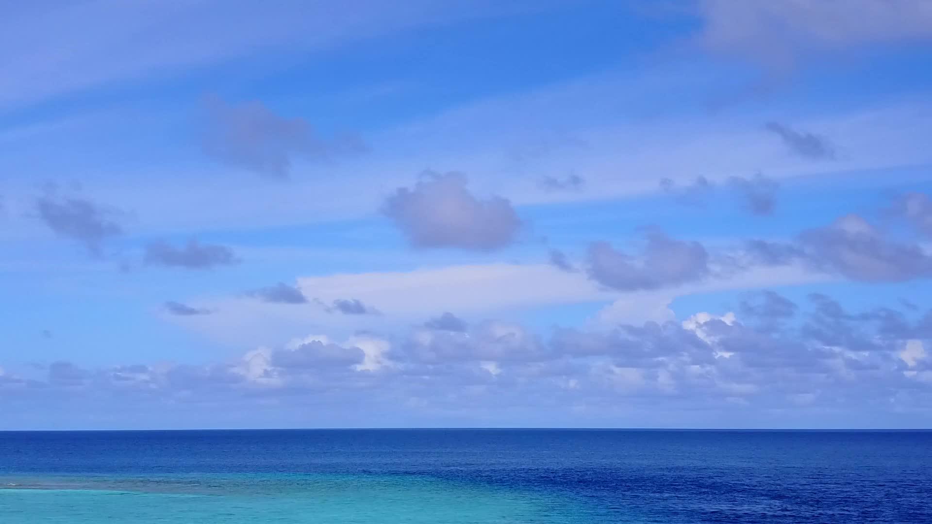 在浅海和白沙的背景下美丽的海景海滩生活方式视频的预览图
