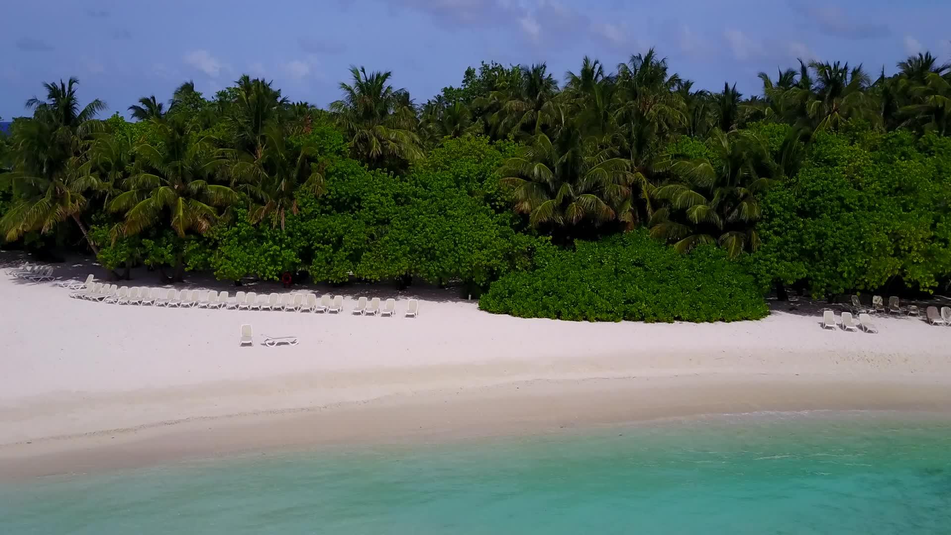 美丽的岛屿海滩通过白色沙沙背景的透明海洋航行视频的预览图