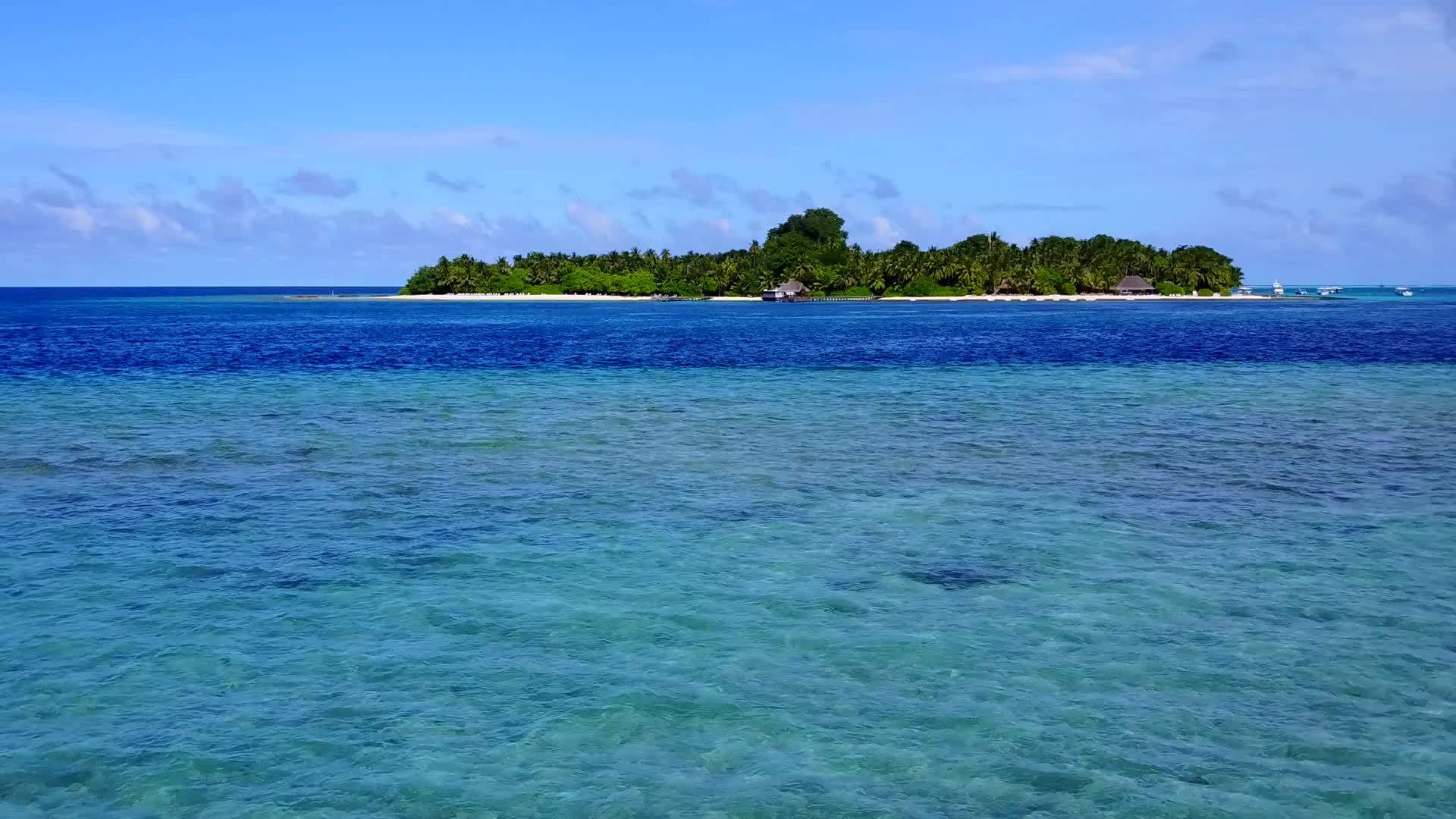 海湾海滩探险飞行白沙底浅礁湖无人驾驶无人飞机视频的预览图