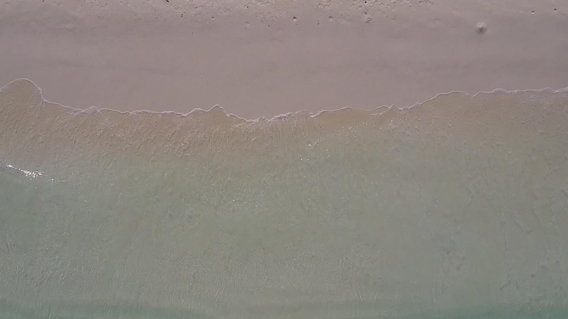 从绿水和白沙的背景中欣赏天堂海滩之旅的无人驾驶视频的预览图