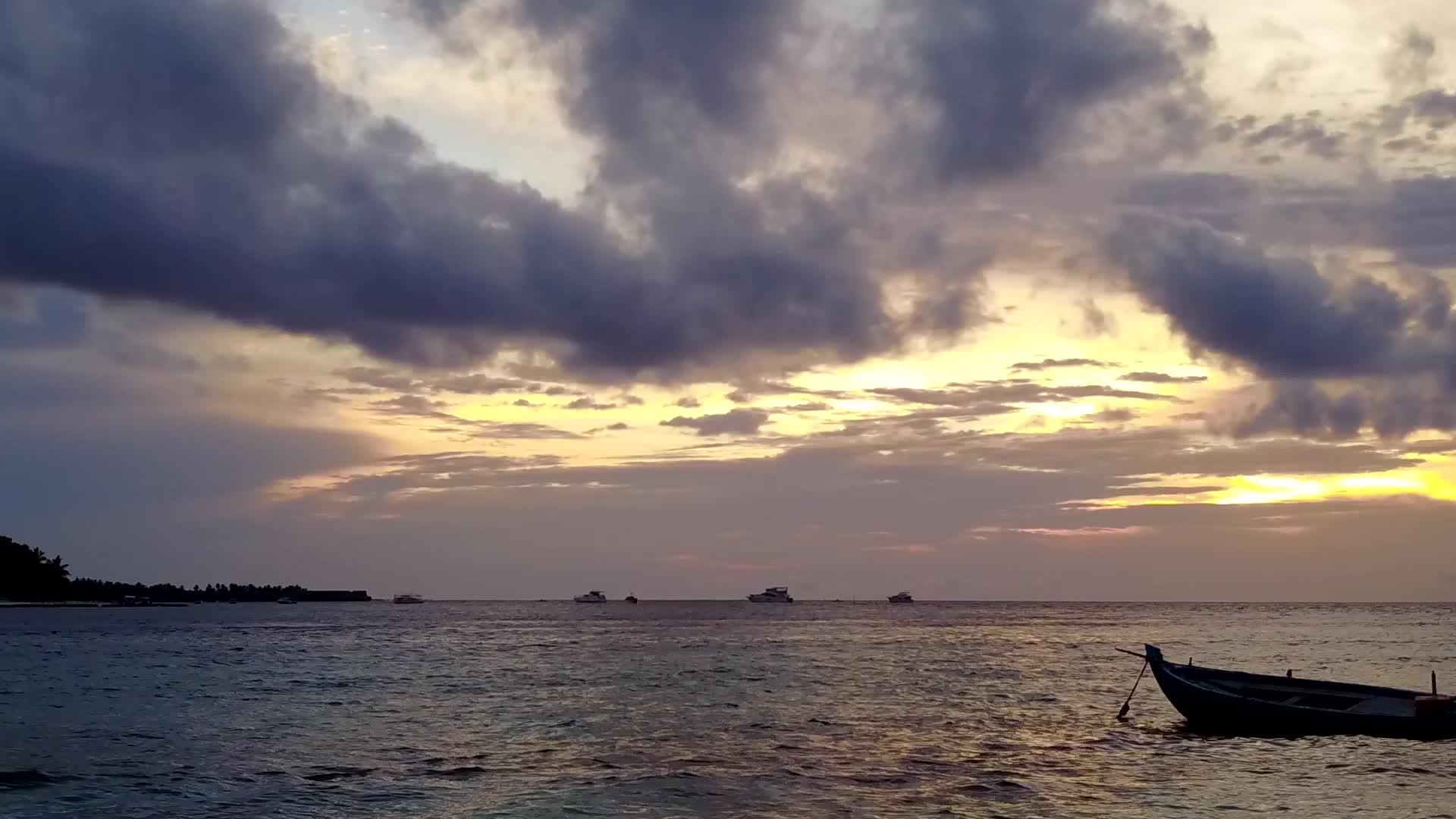 豪华海岸线海滩度假空中海景蓝水白沙背景视频的预览图