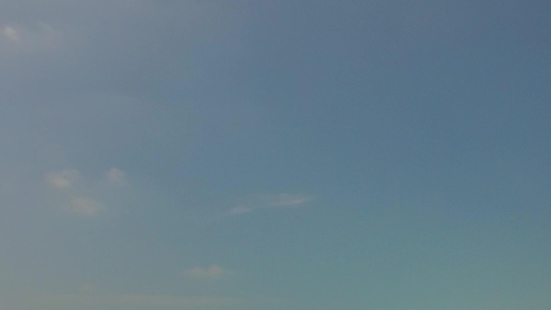完美的岛屿海滩假日天空中没有人驾驶蓝海与白中无人驾驶视频的预览图
