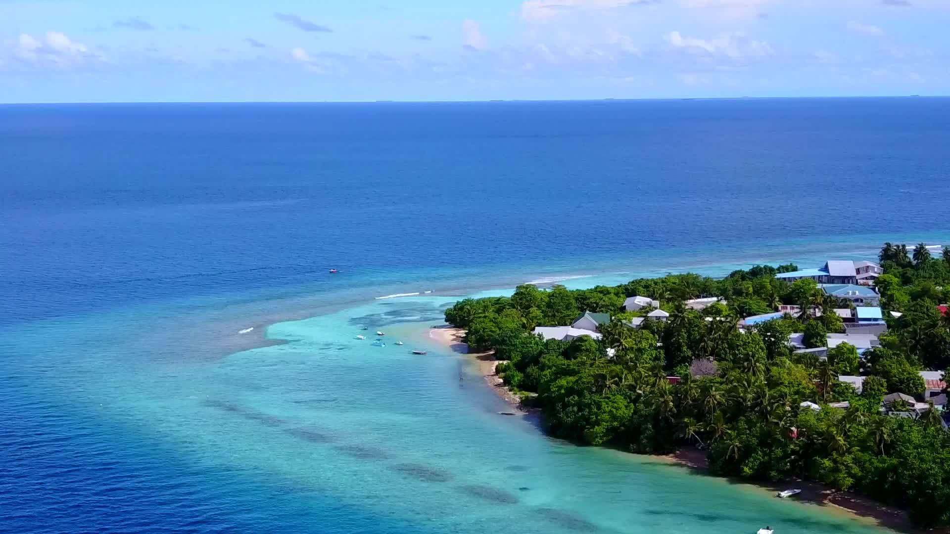 蓝色环礁采用蓝色环礁和白色沙土作为豪华旅游海滩时间视频的预览图