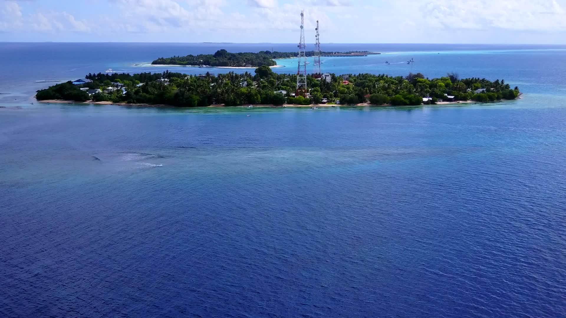 在蓝色泻湖和白色海滩的背景下宁静的泻湖海滩在空中无人机旅行视频的预览图