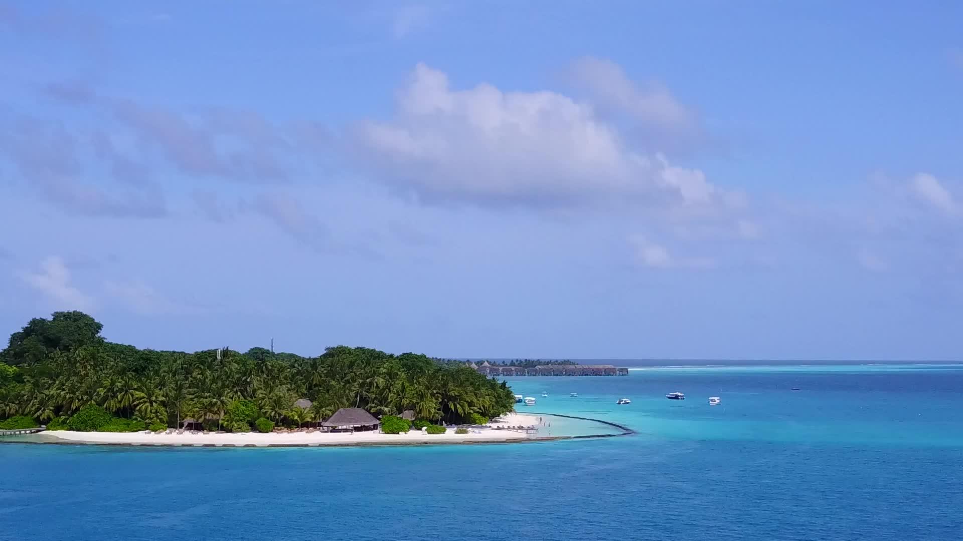 热带海滩在透明海水和白沙的背景下视频的预览图