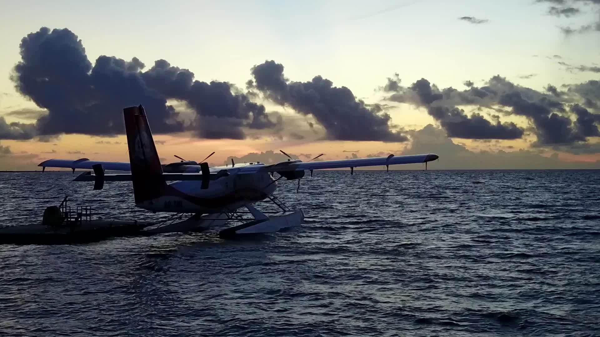 海面上的飞机视频的预览图
