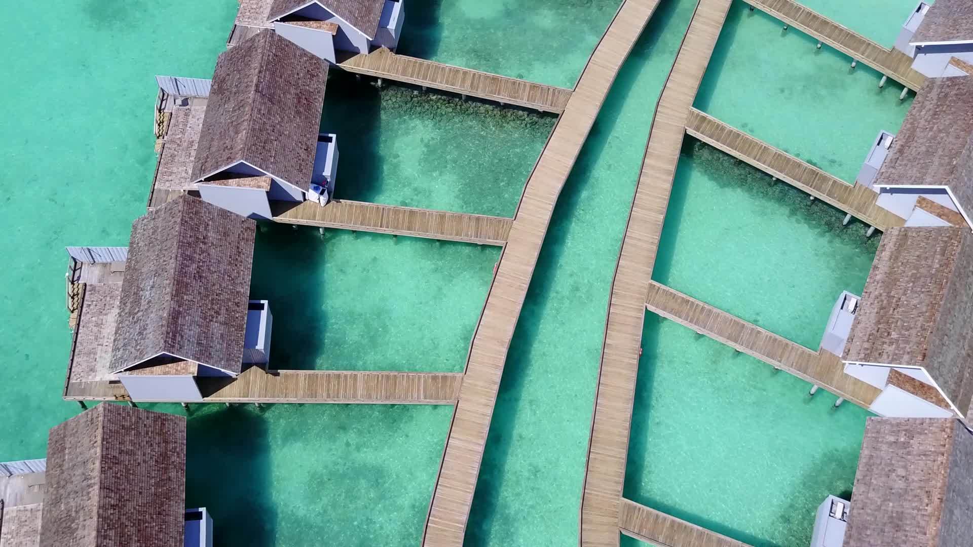 白沙背景蓝海天堂海滩航行无人机空中纹理视频的预览图