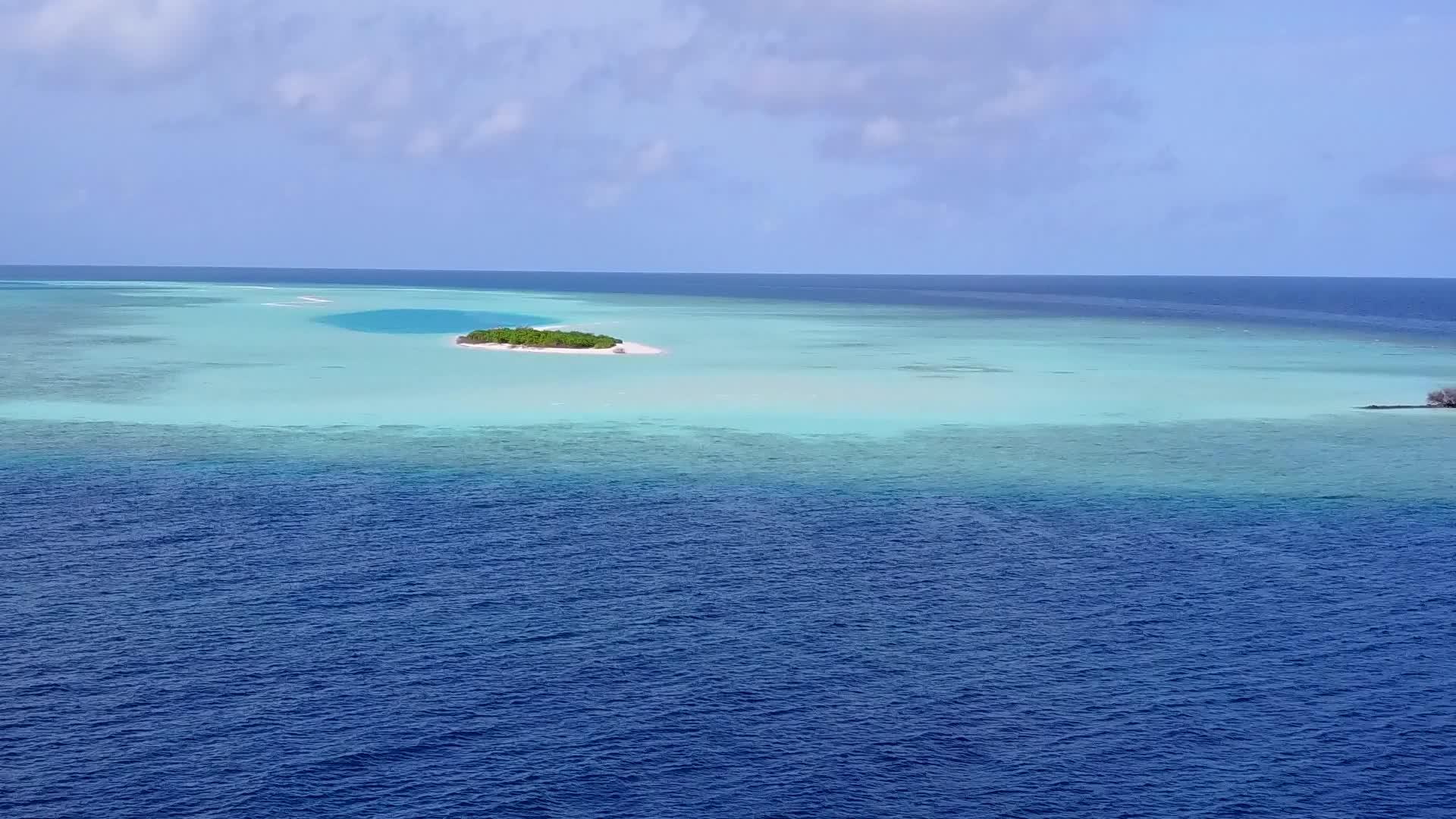 在蓝色的水和白色的沙子的背景下安静的海滩野生动物的无人机在空中视频的预览图