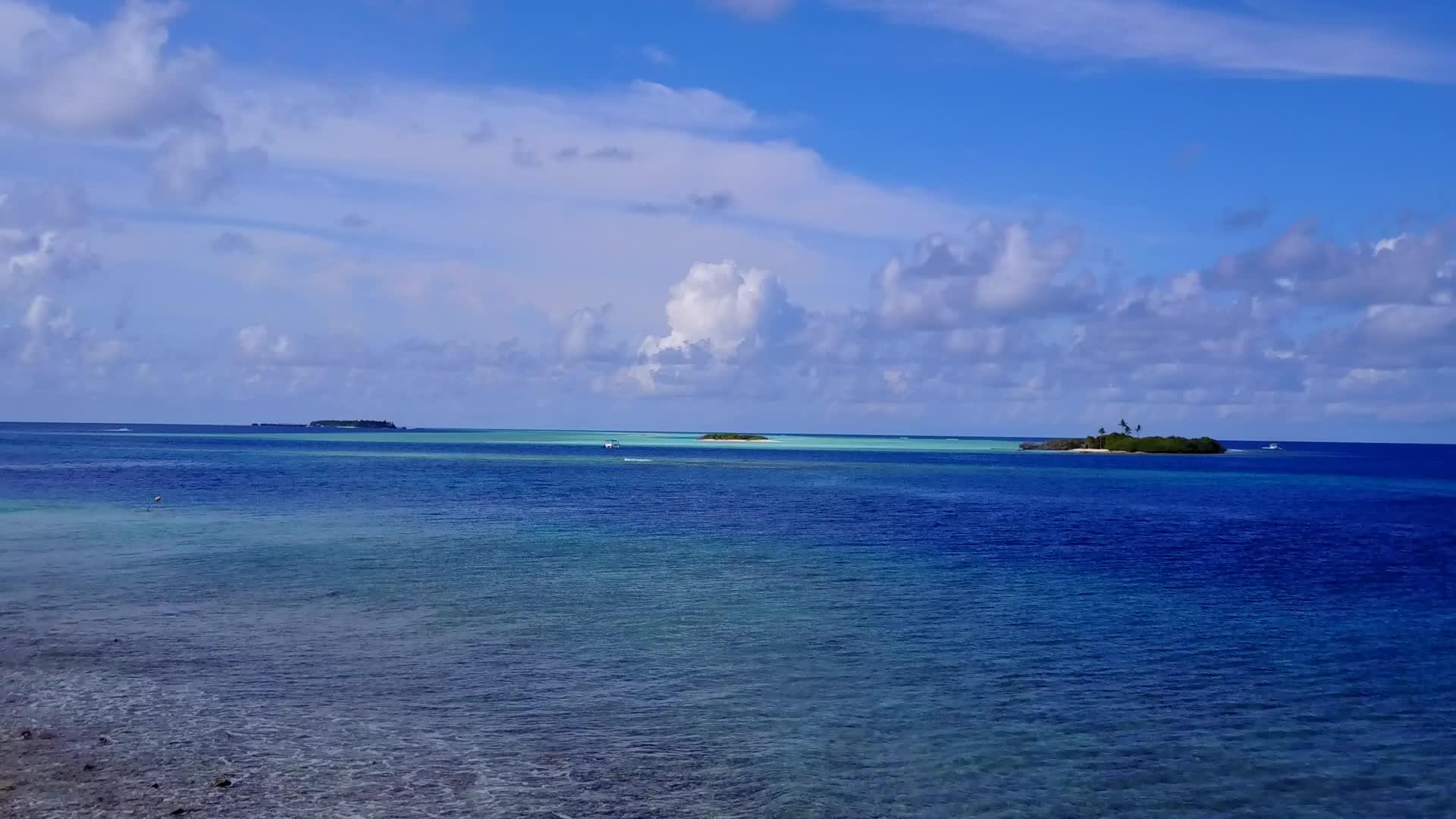 在透明水和白色沙尘的背景下放松海滩生活方式的空气视频的预览图