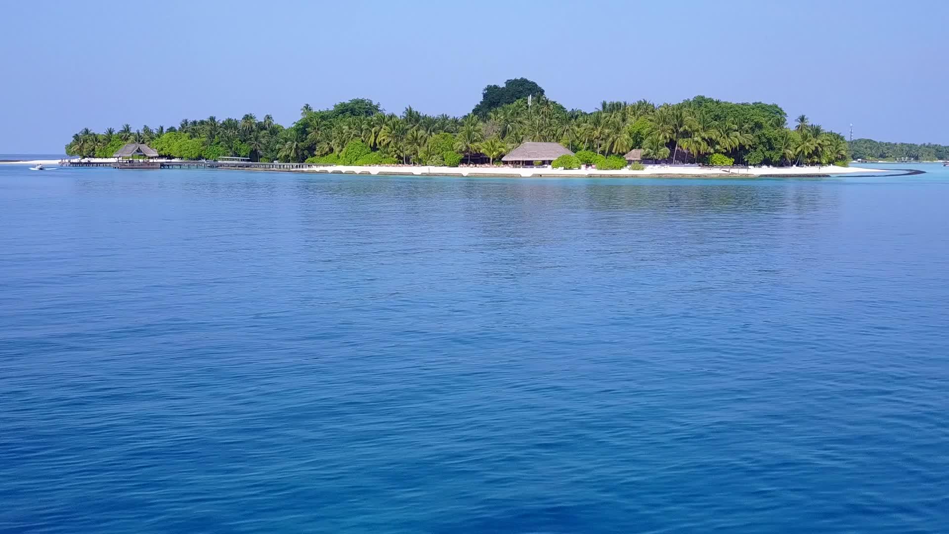 白沙背景蓝绿色海洋岛海滩空中无人机纹理纹理视频的预览图