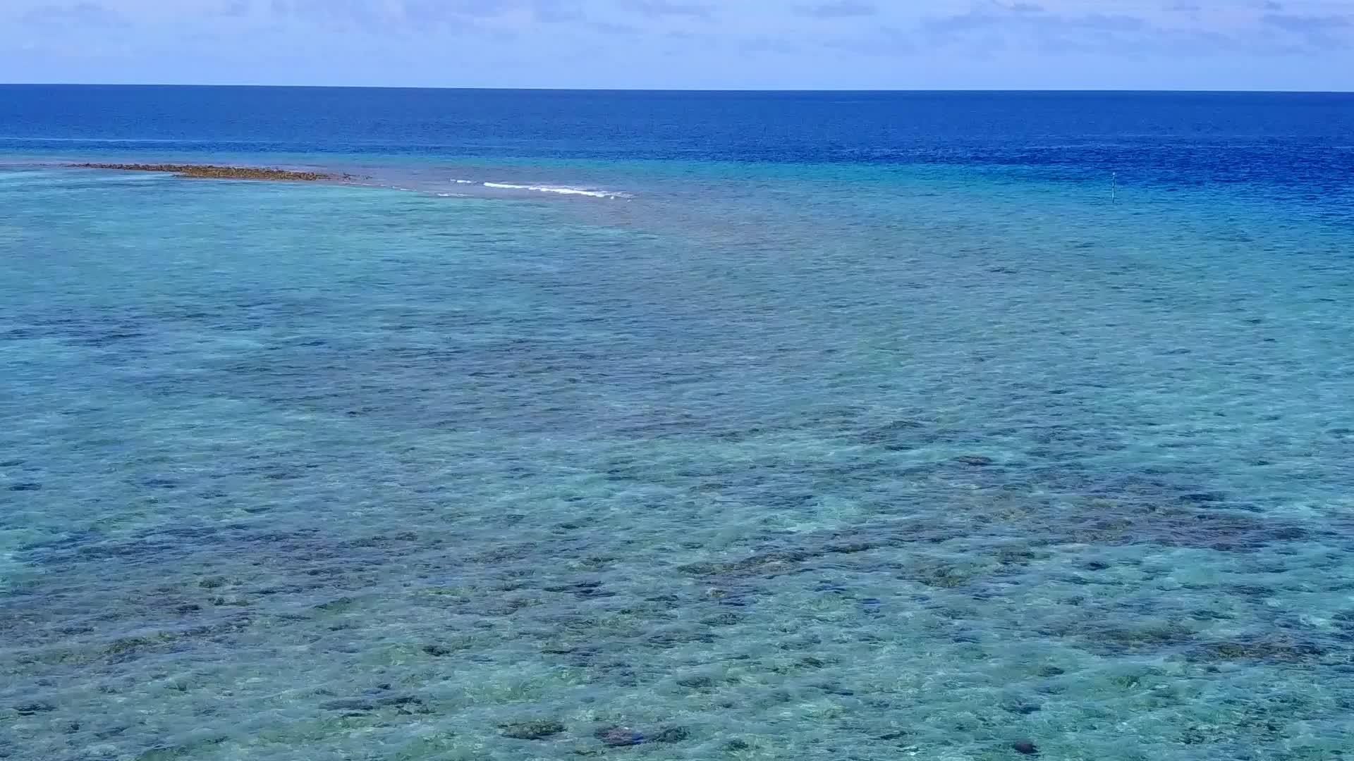 美丽的海岸海滩在蓝海和干净的沙质背景下视频的预览图