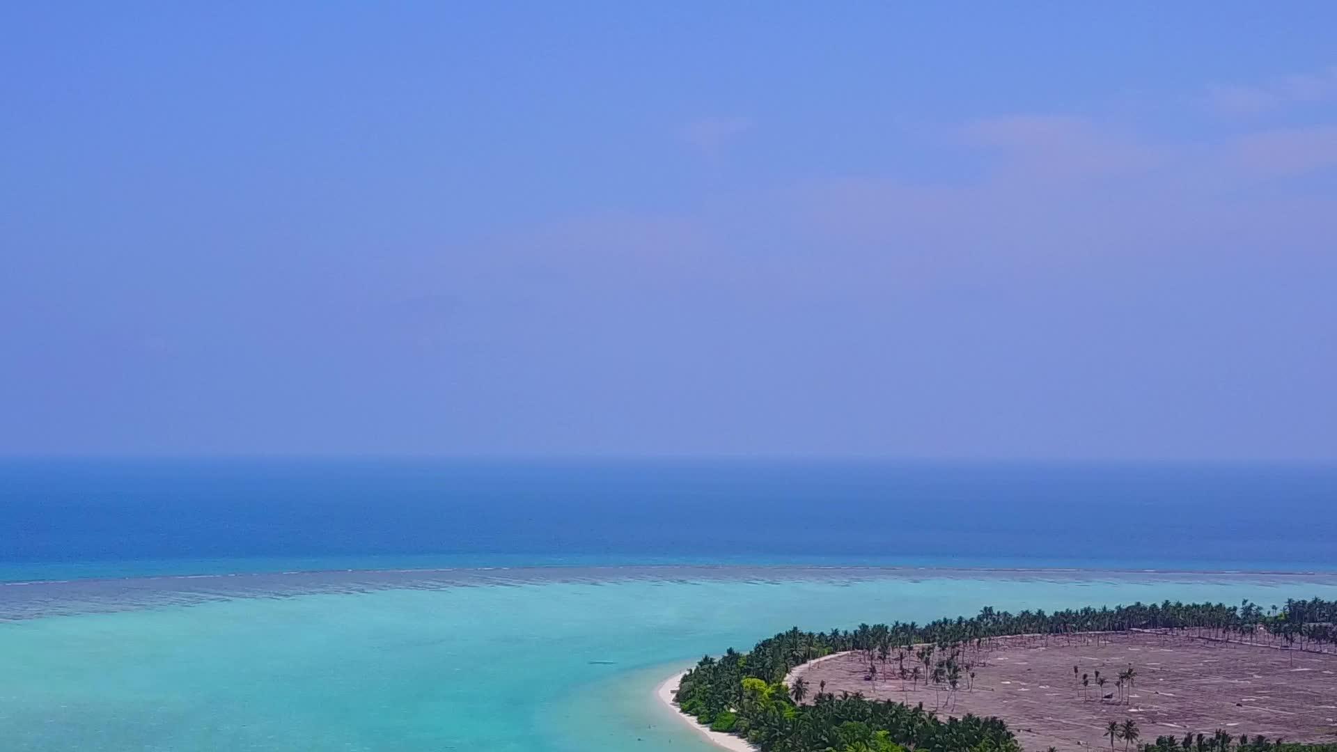 海岸线以蓝海和白沙为背景视频的预览图