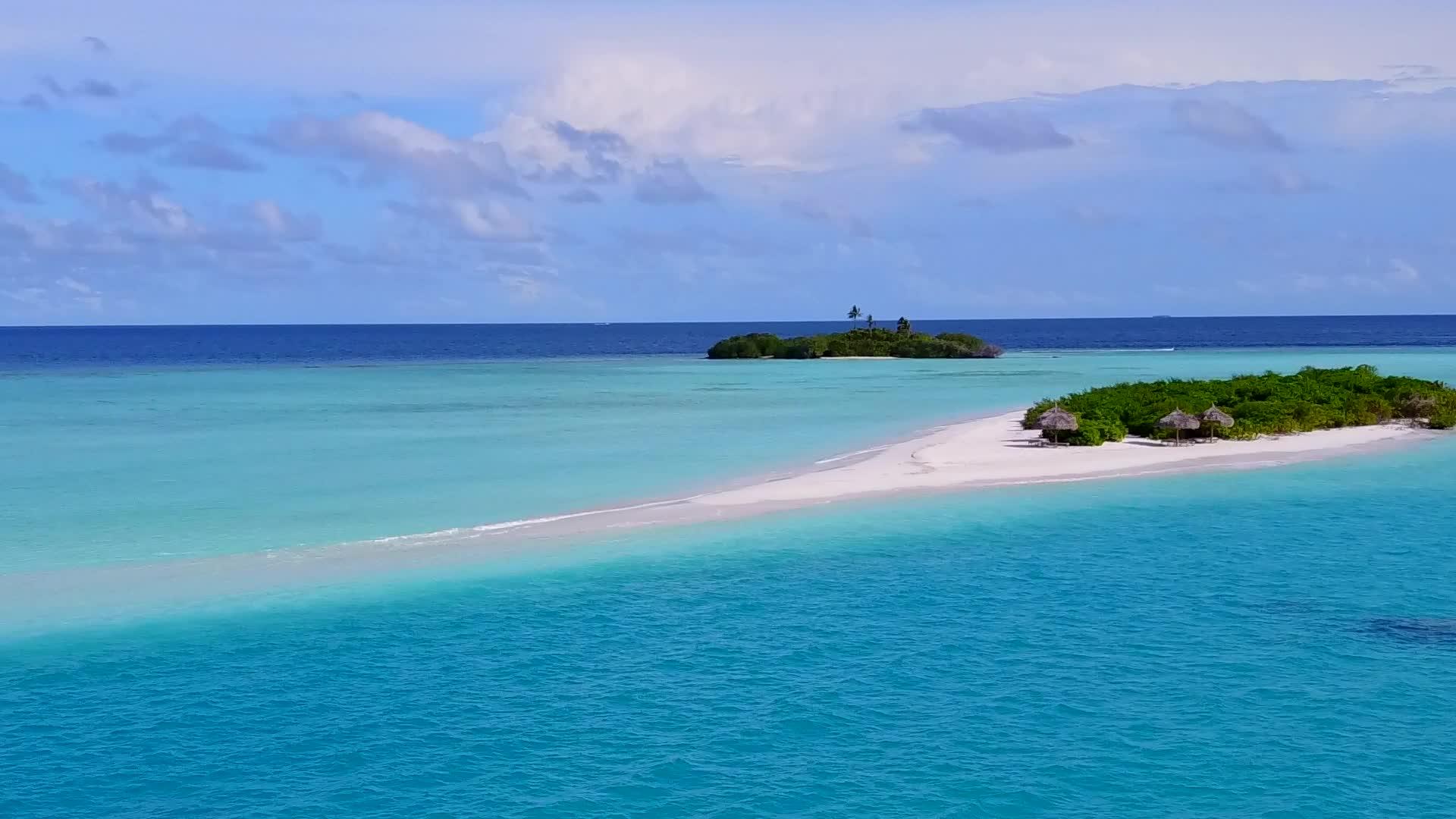 蓝色泻湖和白色海滩背景下的海滩之旅视频的预览图