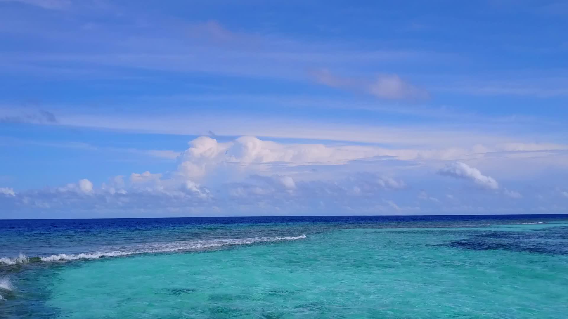 美丽的海岸海滩时间由透明的海平面纹理组成背景为白色沙子视频的预览图