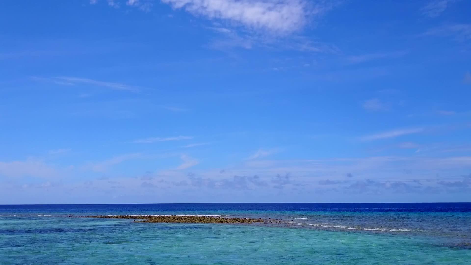 蓝蓝海旅行为背景的白沙Blueseatrip视频的预览图