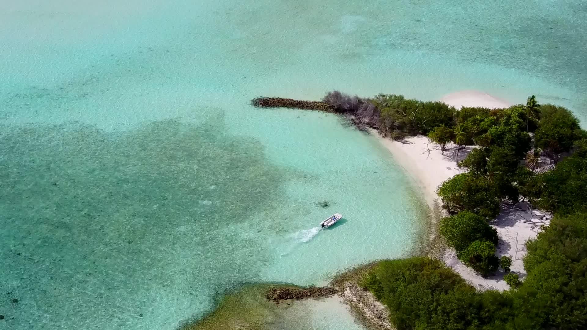 白沙背景蓝绿海美丽岛屿海滩时间无人机摘要视频的预览图